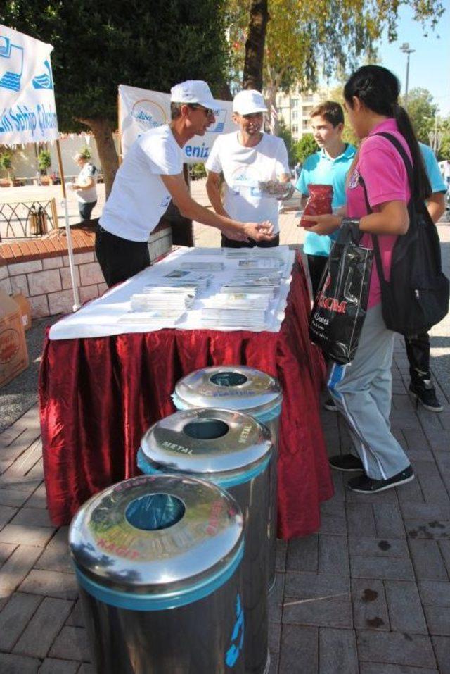Otel &Ccedil;alışanları A&ccedil;tıkları Stantla &Ccedil;evre Temizliğine Dikkat &Ccedil;ekti 1
