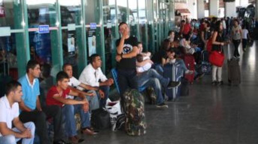 Otob&uuml;s Terminalinde Bayram Yoğunluğu Yaşanıyor