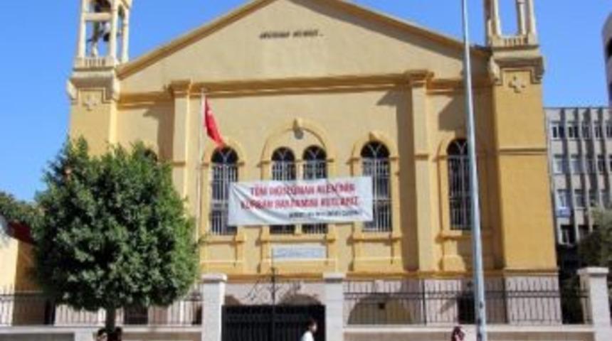 Hristiyanlar, Kiliseye Kurban Bayramı'nı Kutlayan Bir Pankart A&ccedil;tı