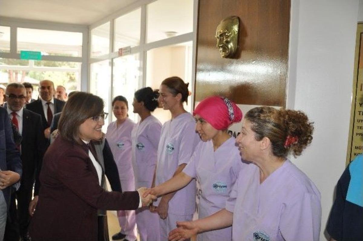 Bakan Fatma Şahin Huzerevi&rsquo;nde Yaşlılarla Buluştu