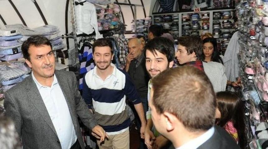 Başkan D&uuml;ndar Esnaf Ve Belediye Personeliyle Bayramlaştı