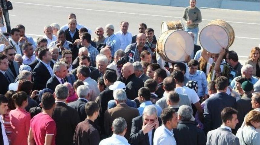 İ&ccedil;işleri Komisyonu Başkanı Se&ccedil;ilen Ak Parti'li Vekile Davullu-zurnalı Karşılama