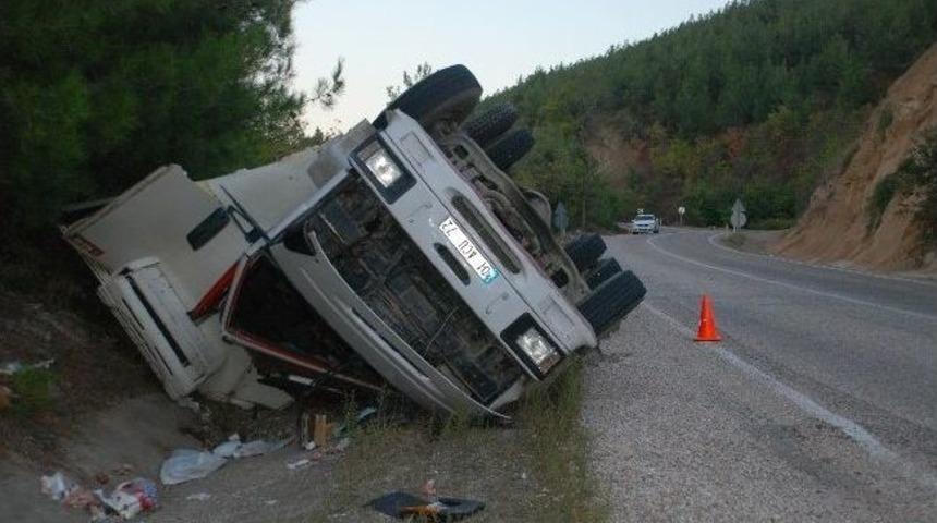 Gıda Maddesi Y&uuml;kl&uuml; Kamyon Devrildi: 1 Yaralı