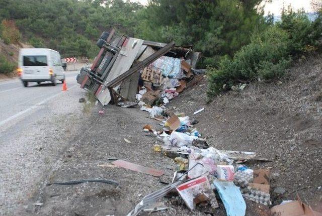 Gıda Maddesi Yüklü Kamyon Devrildi: 1 Yaralı