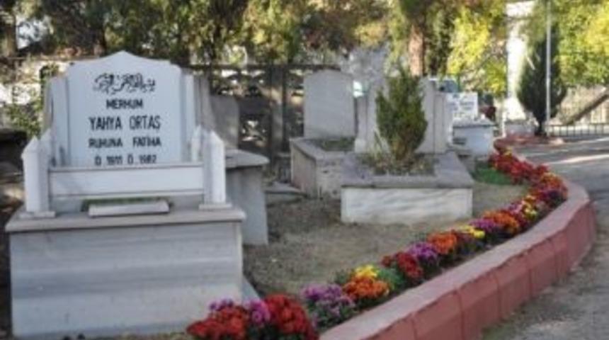 Mezarlıklarda Bayram Hazırlıkları Tamamlandı
