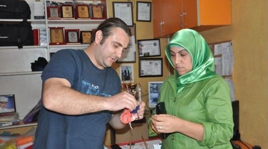 Halının İ&ccedil;inden &Ccedil;ıkan 5 Cumhuriyet Altınını Sahibine Teslim Etti