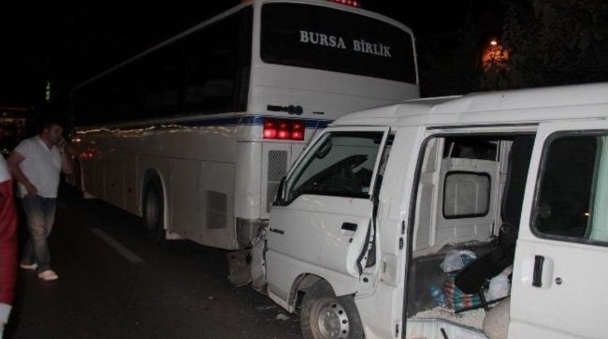 Minib&uuml;s Otob&uuml;se &Ccedil;arptı: 5 Yaralı