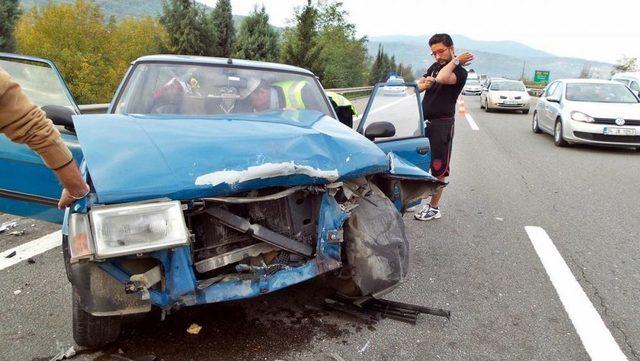 TEM Otoyolunda Trafik Kazası: 2 Yaralı