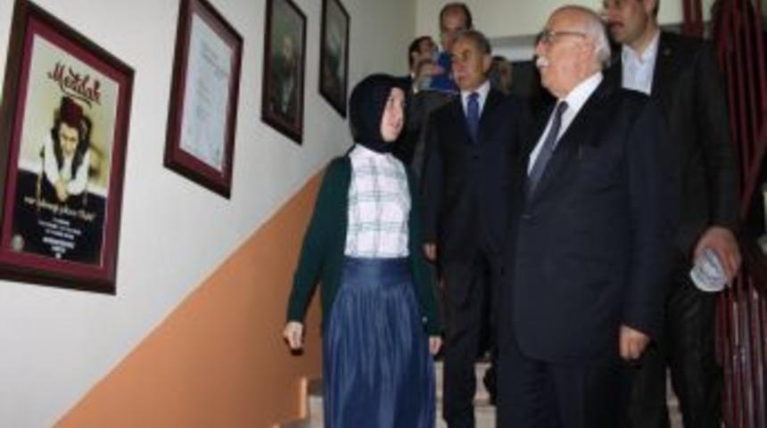 &Ouml;ğrencinin Isteğini Kırmayan Bakan Avcı, Gece Okul Ziyareti Yaptı