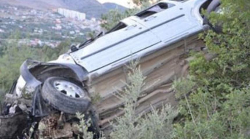 Kozan'da u&ccedil;uruma devrilen ara&ccedil;ta 3 kişi &ouml;ld&uuml;