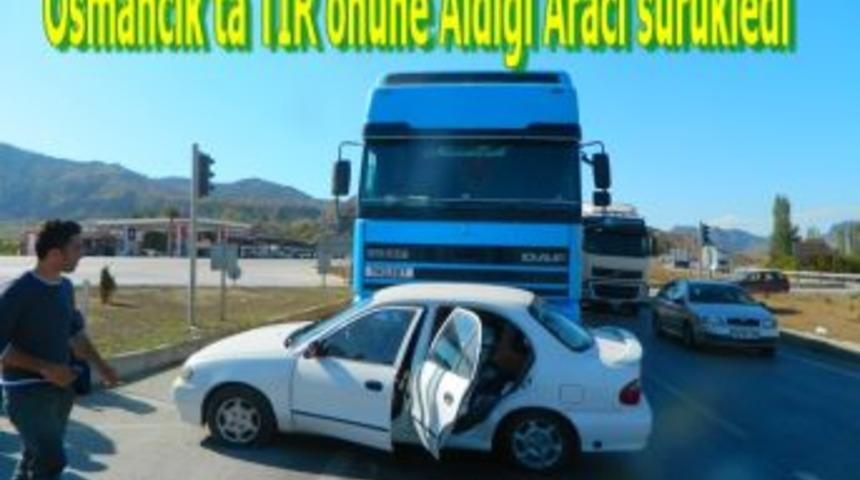 Osmancık'ta TIR &ouml;n&uuml;ne aldığı aracı s&uuml;r&uuml;kledi