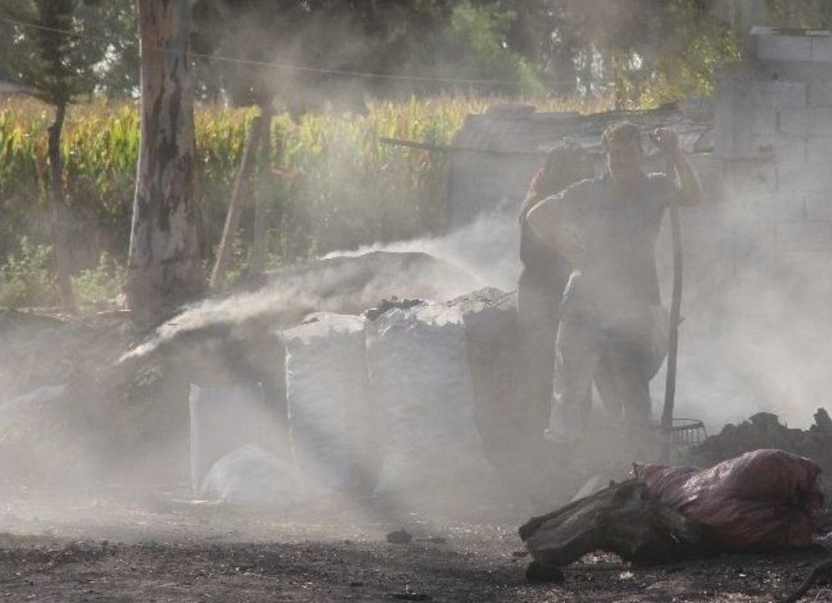 Karı-koca Ekmeğini Mangal K&ouml;m&uuml;r&uuml;nden &Ccedil;ıkartıyor