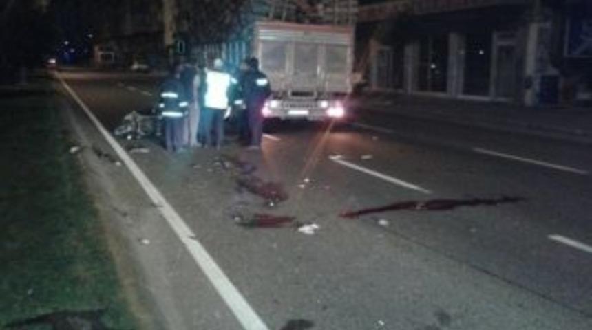 Kamyon Motosiklete &Ccedil;arptı: 1 &Ouml;l&uuml;, 1 Yaralı