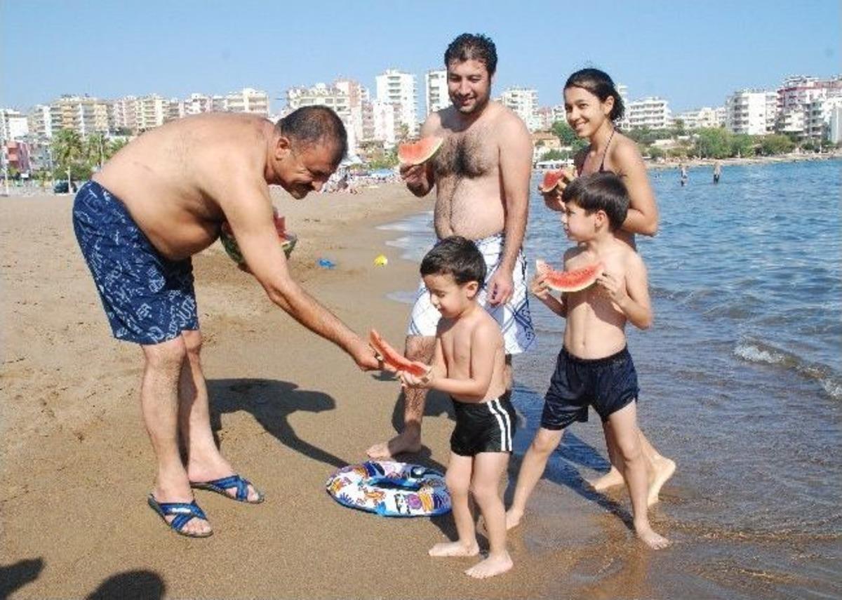 Başkandan Denize Girenlere Karpuz İkramı