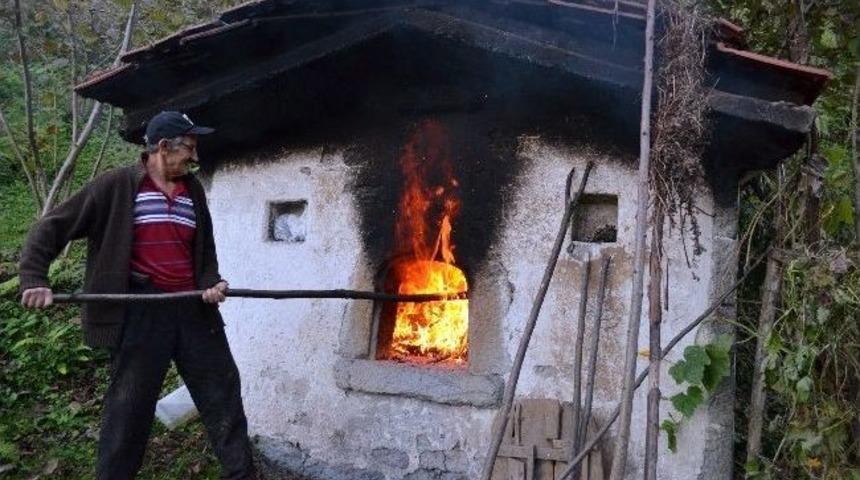 Karadenizliler Kışın T&uuml;ketecekleri Meyve Ve Sebzeyi Taş Fırınlarda Kurutuyor