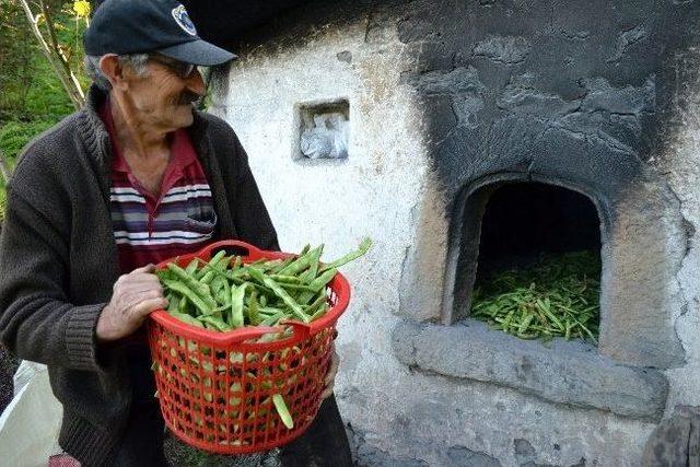 Karadenizliler Kışın Tüketecekleri Meyve Ve Sebzeyi Taş Fırınlarda Kurutuyor