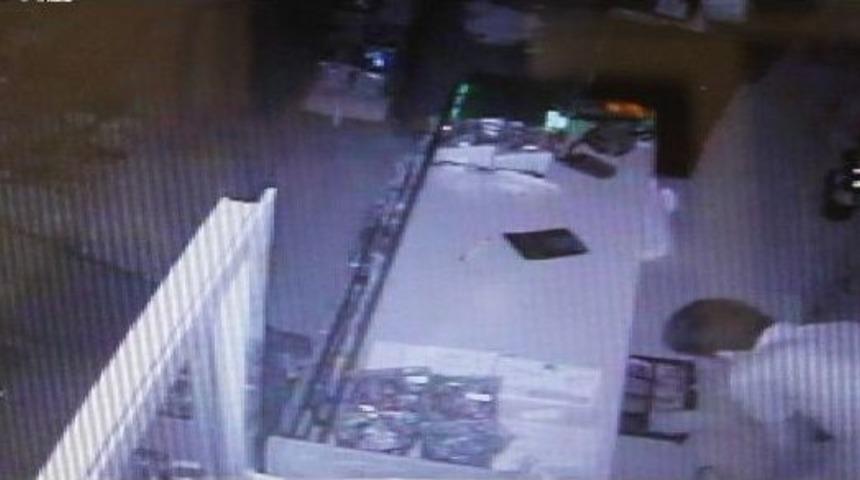 &Ccedil;aldığı parayı ayakkabısının i&ccedil;ine sakladı