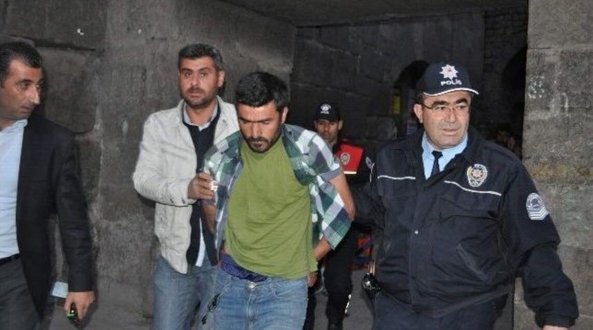 İntihara kalkıştı, trafiği fel&ccedil; etti