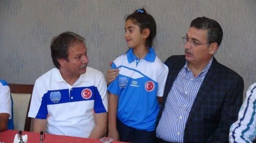 Vali G&uuml;ven&ccedil;, Barcelona Yolcusu Minik Futbolcularla Bir Araya Geldi