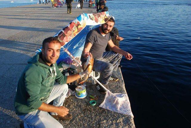 Sinop Iskelesi'ne Amatör Balıkçı Ilgisi