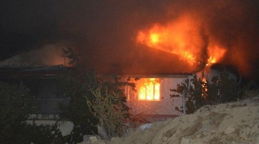 Şiran&rsquo;da İki Katlı Ev K&uuml;l Oldu