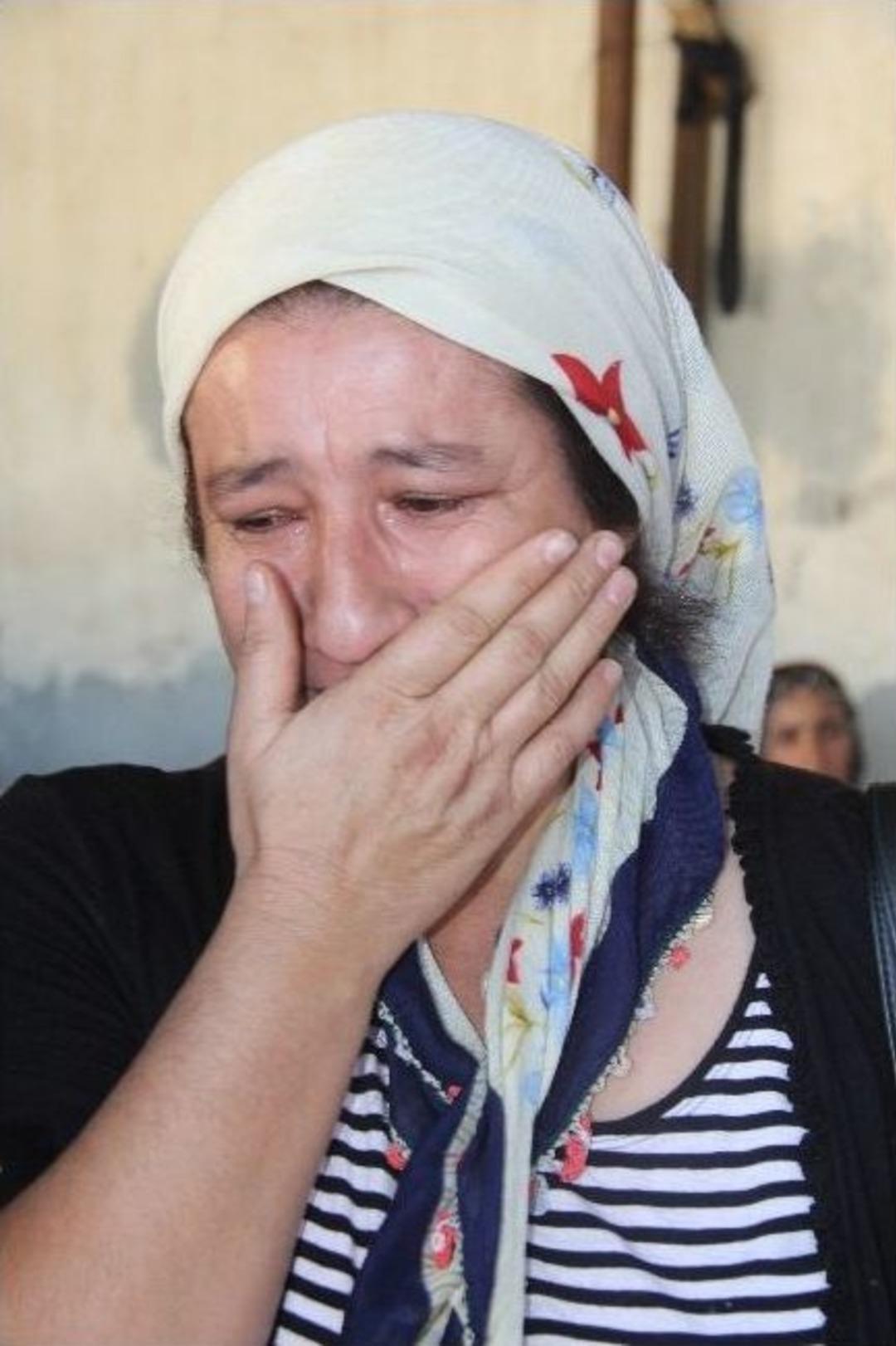 İlk Kez Kurban Kesecek Kadın G&ouml;zyaşlarına Boğuldu