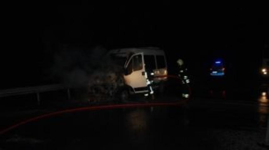 Seyir Halindeki Minib&uuml;s Alev Aldı