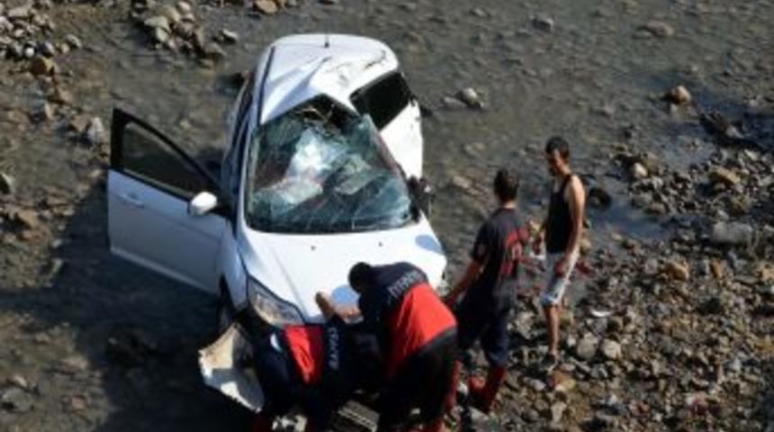 Otomobil Dereye U&ccedil;tu: 1 &Ouml;l&uuml;