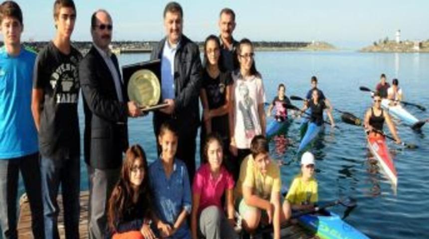 G&uuml;ndoğdu Su Sporları Kul&uuml;b&uuml; Başkanı Kopuz'dan Milletvekili Karal'a Teşekk&uuml;r Plaketi
