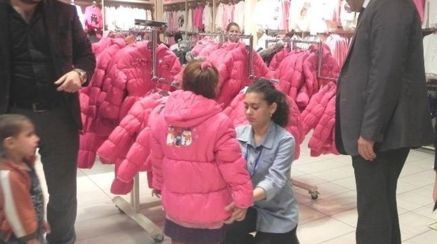 Ak Parti Teşkilatlarından &Ccedil;ocuklara Bayramlık Hediyesi