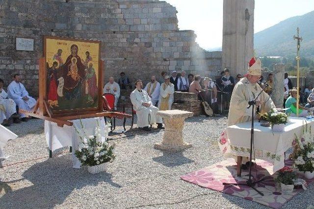 Efes Antik Kentindeki Meryem Kilisesinde Barış Duaları Edildi