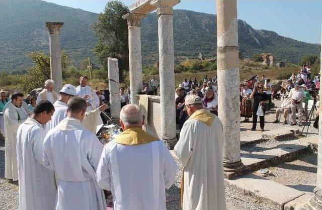 Efes Antik Kentindeki Meryem Kilisesinde Barış Duaları Edildi