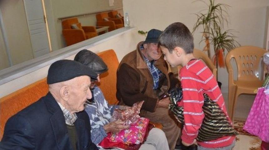 Minik &Ouml;ğrencilerden Huzur Evine Ziyaret
