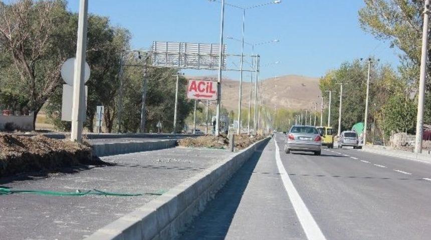 Aşkale İl&ccedil;e Hastanesinin Girişi Kapatıldı