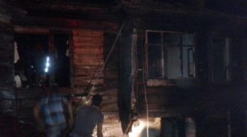 D&uuml;ğ&uuml;n Gecesi Evi Yandı