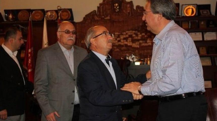 &Uuml;nver,taziyeleri Kabul Etti