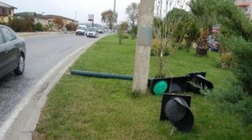 Trafik Işığı Ref&uuml;je Devrildi