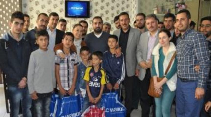 Ak Gen&ccedil;lik, 100 &Ccedil;ocuğa Bayramlık Elbise Hediye Etti