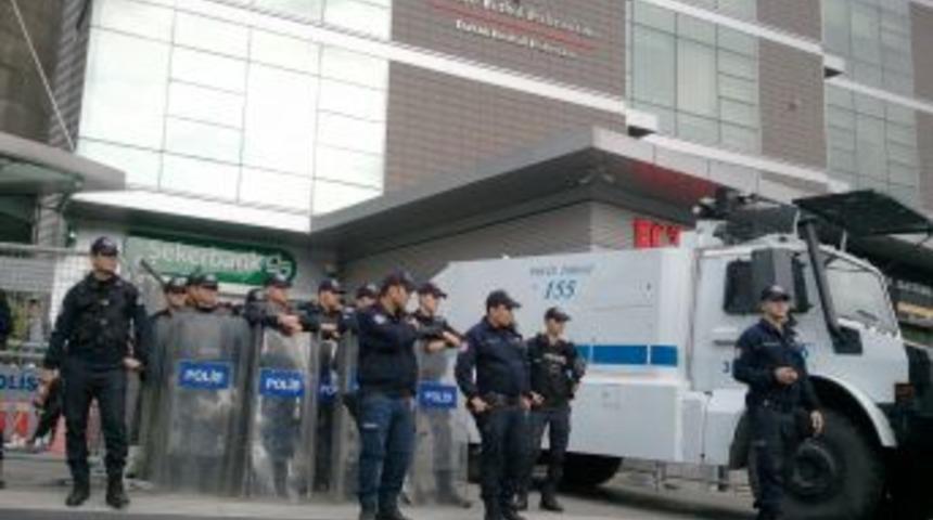 Trabzonsporlu Taraftarlar TFF Binasına Geldi