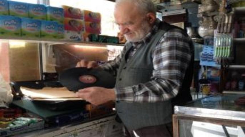 (&ouml;zel Haber) Antikacı Bakkaldan M&uuml;şterilerine Gramofonlu Karşılama