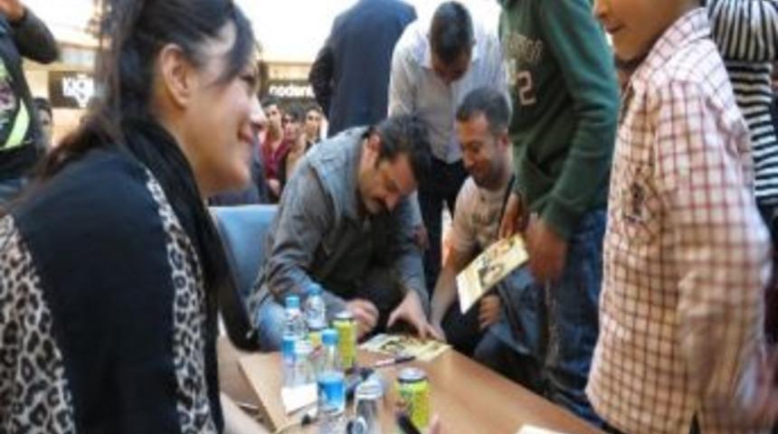 Sanat&ccedil;ılar Yapıcı Ve Bayrı&rsquo;dan İmza G&uuml;n&uuml;