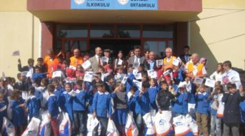 K&ouml;y Okulu &Ouml;ğrencilerinin Y&uuml;z&uuml; Kimse Yok Mu'nun Bayramlıklarıyla G&uuml;ld&uuml;