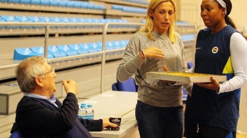 Fenerbah&ccedil;e Bayan Basketbol Takımı, Galatasaray Odeabank Ma&ccedil;ı Hazırlıklarını S&uuml;rd&uuml;r&uuml;yor