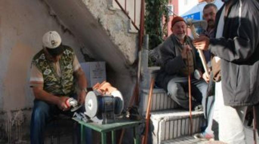 Aydıncık'ta Bı&ccedil;aklar Kurban I&ccedil;in Bileniyor