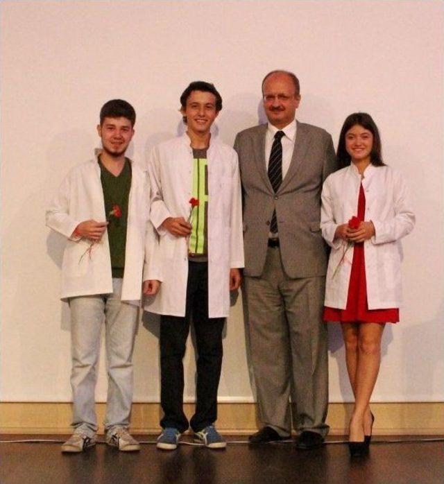 İk&ccedil;&uuml; Tıp Fak&uuml;ltesi &Ouml;ğrencileri Doktorluğa İlk Adımı Attı 1