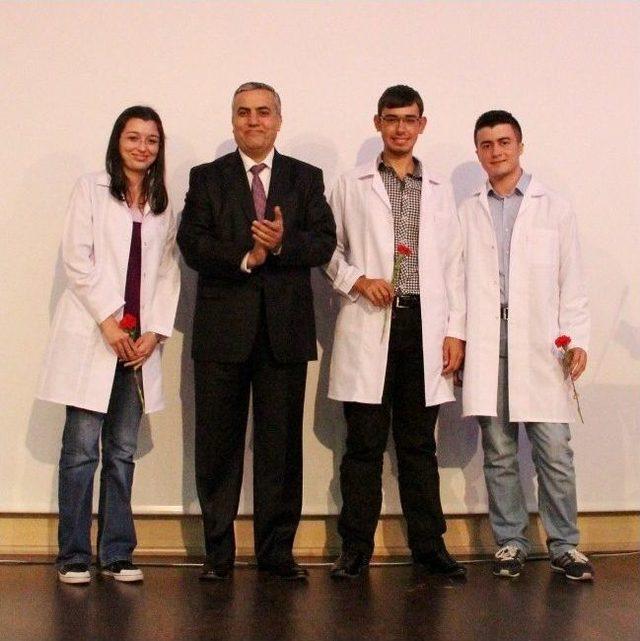 İk&ccedil;&uuml; Tıp Fak&uuml;ltesi &Ouml;ğrencileri Doktorluğa İlk Adımı Attı 3