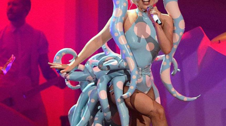 Lady Gaga'nın hayrete d&uuml;ş&uuml;ren kıyafetleri!