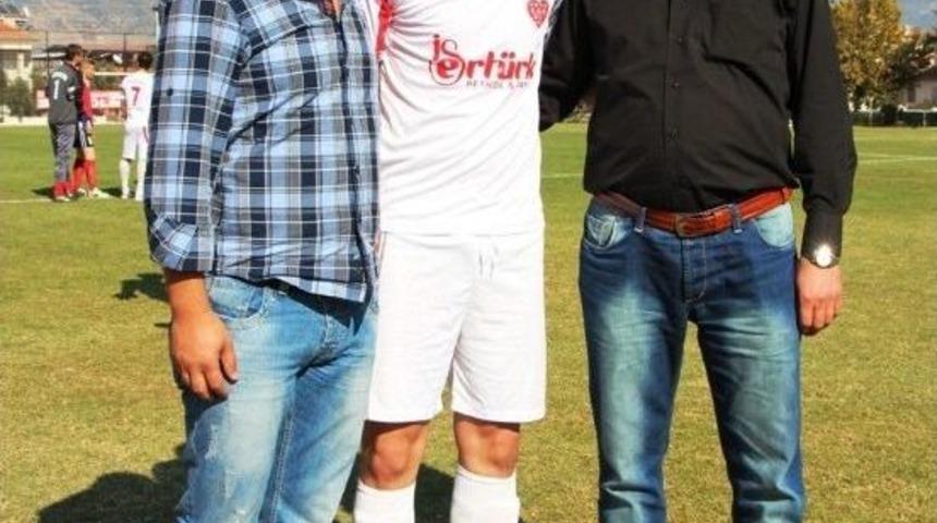 Sarıg&ouml;ll&uuml; Fanatik Taraftar Takımına Futbolcu Transfer Etti