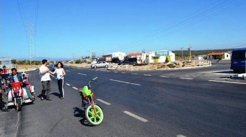 Ayvalık&rsquo;ta Motosiklet İle Otomobil &Ccedil;arpıştı: 1 &Ouml;l&uuml;