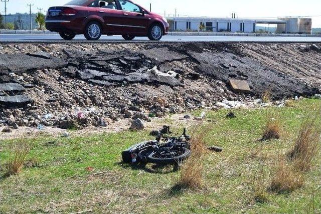 Ayvalık&rsquo;ta Motosiklet İle Otomobil &Ccedil;arpıştı: 1 &Ouml;l&uuml; 1